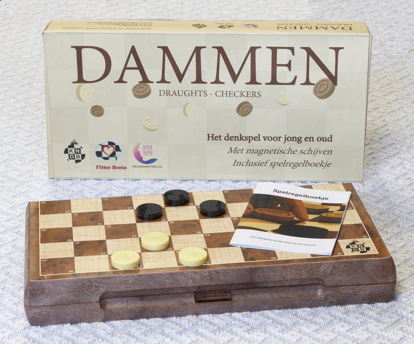 Damset gesloten in cassette met spelregels
